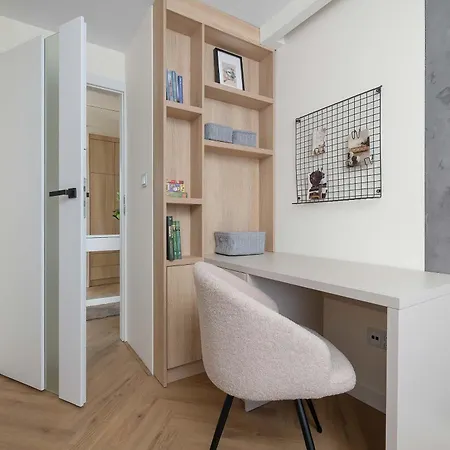 Klimatyzowany Z Balkonem Blisko Centrum Krakowa By Renters Apartman