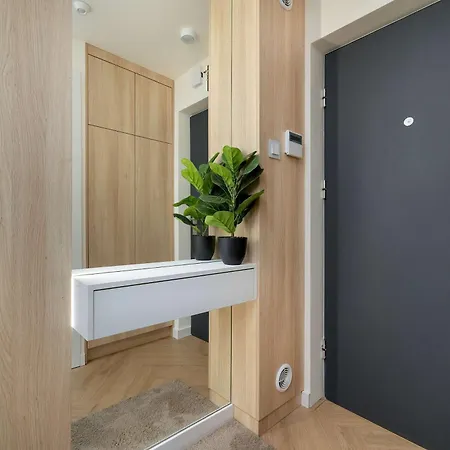 Apartman Klimatyzowany Z Balkonem Blisko Centrum Krakowa By Renters Krakkó
